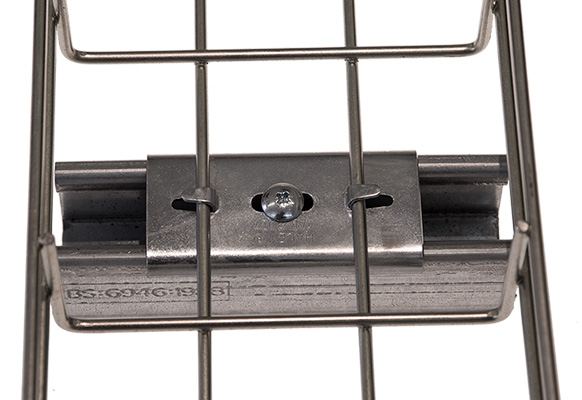 Basket securing clip for strut